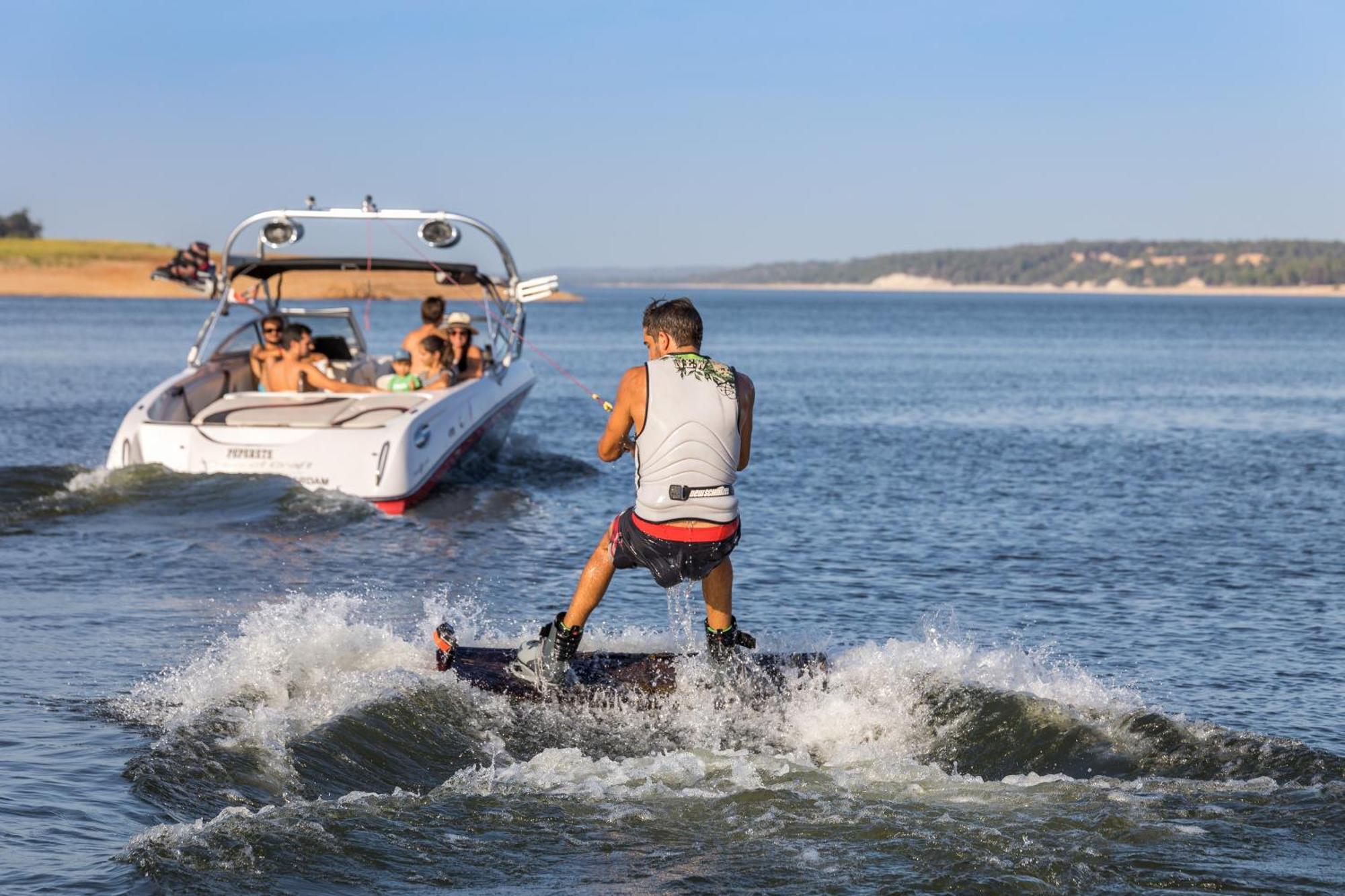 Ap Lago Montargil - Conference & Spa Extérieur photo A wakeboarder