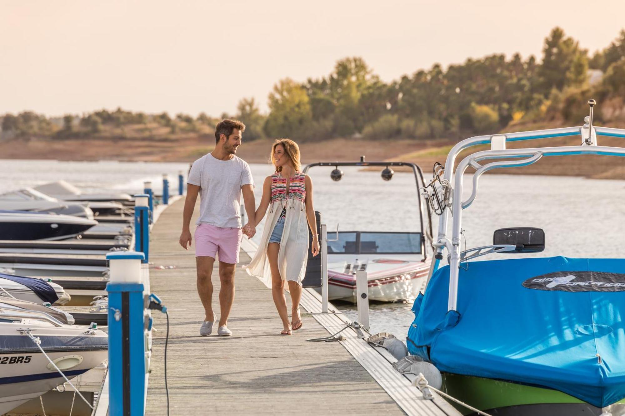 Ap Lago Montargil - Conference & Spa Extérieur photo A couple walking on a dock at Lake Pleasant